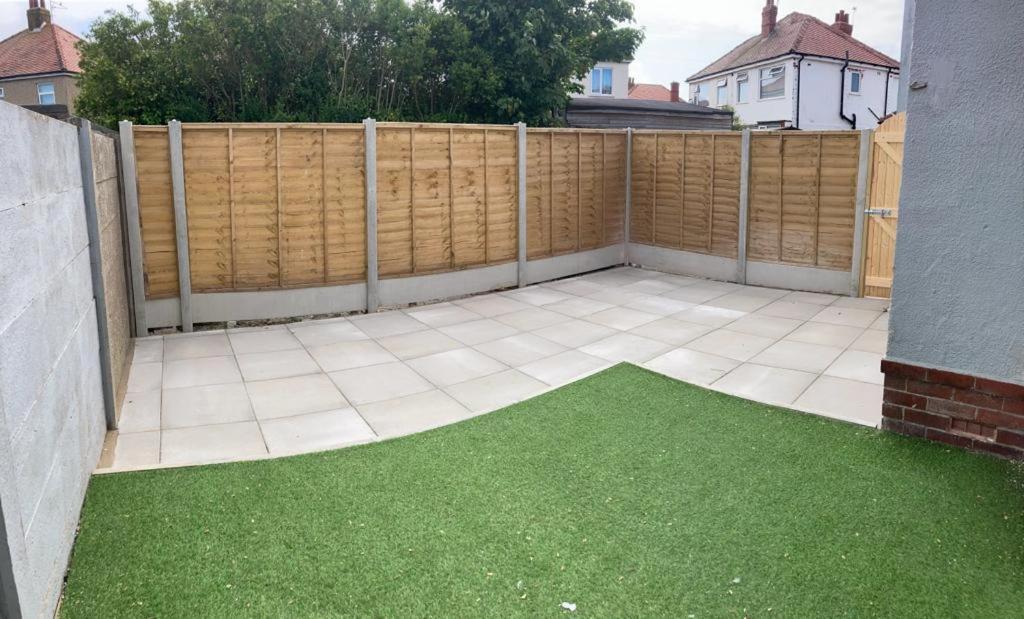 Wave Stays - Ground Floor Apartment - Outside Seating Area Cleveleys Exteriör bild