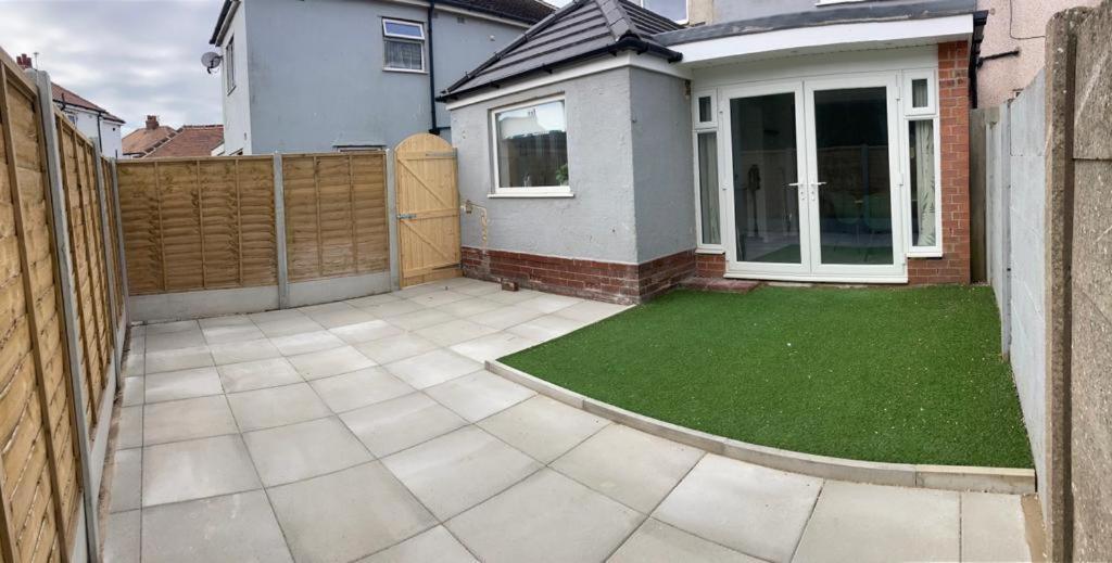 Wave Stays - Ground Floor Apartment - Outside Seating Area Cleveleys Exteriör bild
